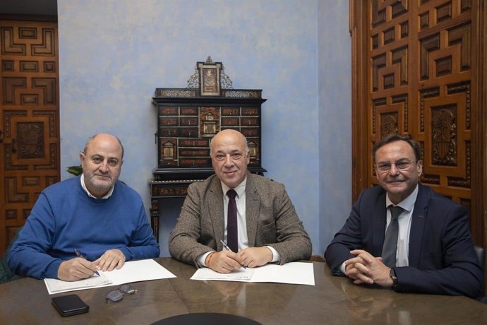 Ruiz (centro), entre Martínez y Palomares, durante la firma del convenio.