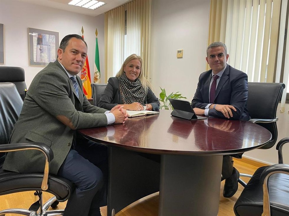 La delegada territorial de Salud y Consumo, Eva Pajares, el alcalde de Vejer, Manuel Flor, y el teniente de alcalde, José Ortiz, en una reunión.