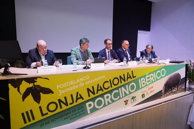 Acosta (2º izda.) durante su asistencia en Pozoblanco a la III Lonja Nacional del Porcino Ibérico.