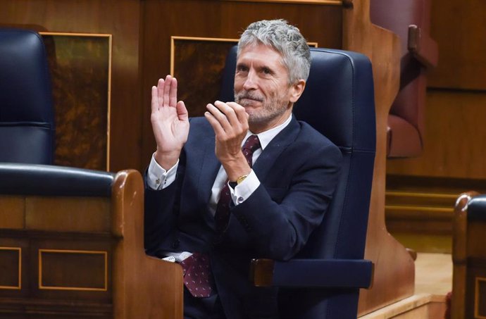 El ministro del Interior, Fernando Grande-Marlaska, aplaude en una sesión plenaria en el Congreso de los Diputados