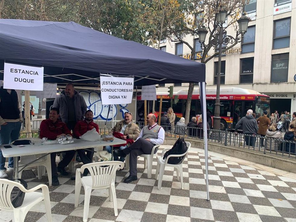 Carpa de los sindicatos de Tussam en la plaza del Duque