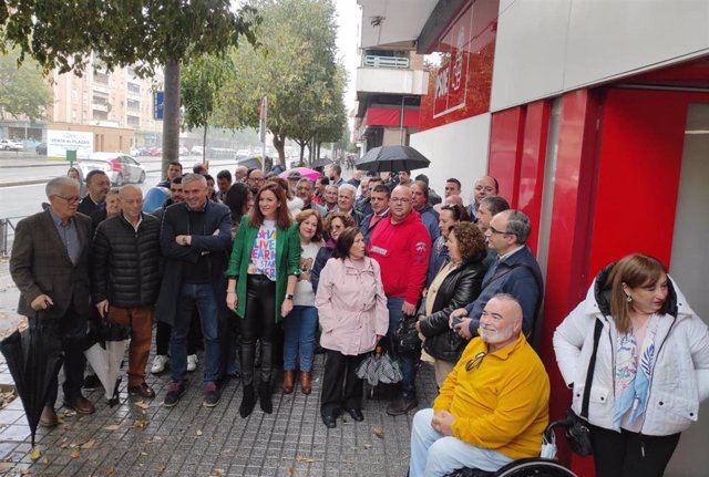 La concejal Carmen Victoria Campos (centro, con abrigo verde), rodeada de militantes del PSOE ante la sede provincial de su partido en Córdoba (Foto de archivo).