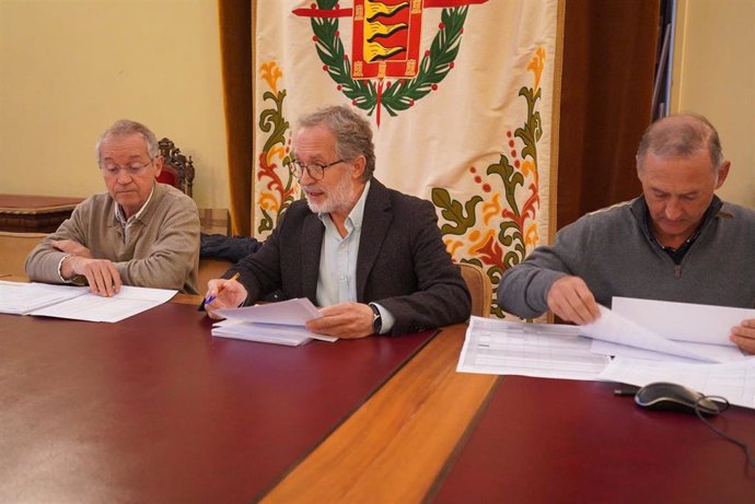El concejal de Planeamiento Urbanístico y Vivienda, Manuel Saravia, ha detallado a los grupos municipales en el Ayuntamiento el presupuesto que le corresponde a su Área.