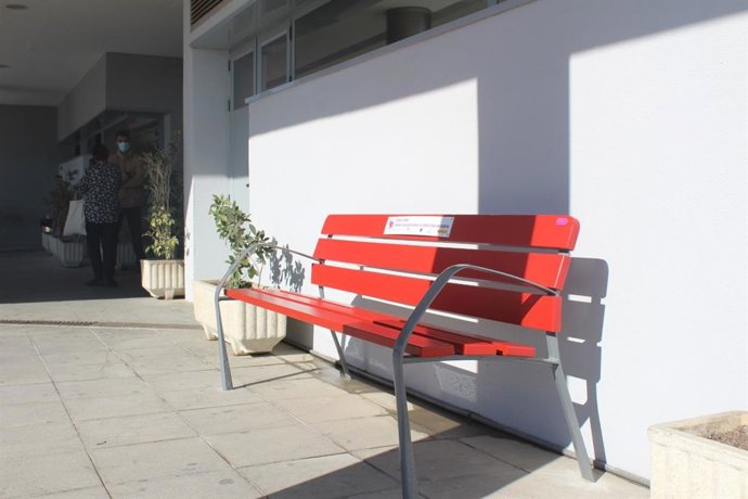 Archivo - Imatge d'arxiu d'un banc de la campanya Banc Vermell 
