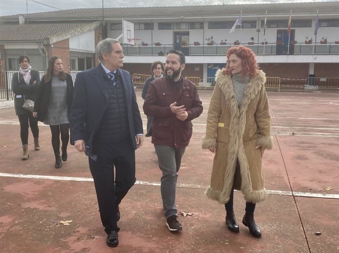 Viso (izda.) y Álvarez (centro), en la visita al CEIP Urbano Palma de Santaella.