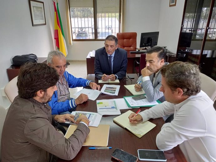 El secretario general de Agua de la Junta de Andalucía, Ramiro Angulo, reunido con la comunidad de regantes de Guadalcacín.