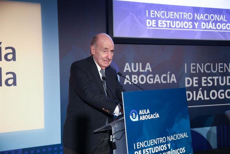El ponente de la Constitución y presidente del despacho de abogados Roca Junyent, Miquel Roca, durante la inauguración de Aula Abogacía.