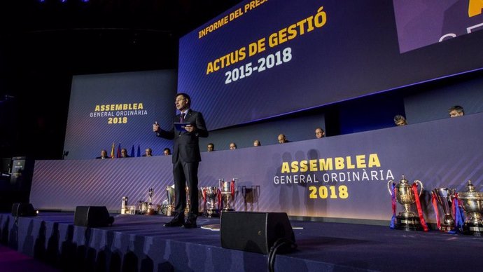 Archivo - El presidente del FC Barcelona, Josep Maria Bartomeu, en la Asamblea 2018