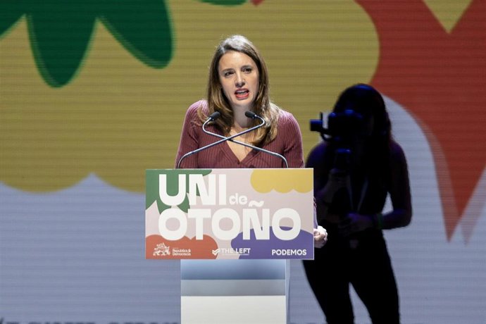 La ministra de Igualdad, Irene Montero, en el acto de de la 'Uni de otoño' en el Teatro Coliseum, a 6 de noviembre de 2022, en Madrid (España). Podemos finaliza la celebración de su 'Uni de Otoño', uno de los principales foros ideológicos de la formació