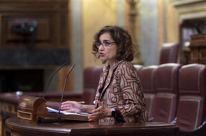 La ministra de Hacienda y Función Pública, María Jesús Montero, interviene durante una sesión plenaria en el Congreso de los Diputados