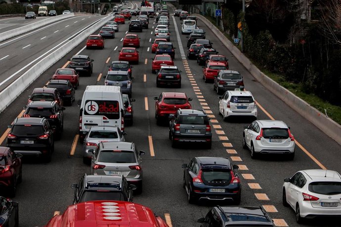 Archivo - Tráfico en la carretera A-6