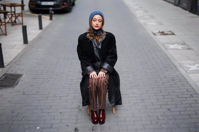 La actriz Lourdes Hernández posa durante una entrevista para Europa Press en la calle de Martín de los Heros, a 22 de noviembre de 2022, en Madrid (España). La artista ha protagonizado su primer largometraje, Ramona