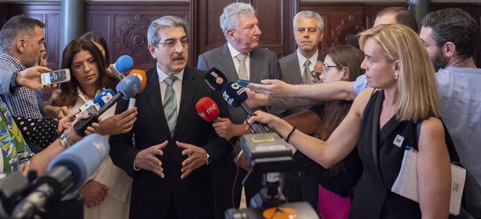 El presidente de NC, Román Rodríguez, dando declaraciones a los periodistas