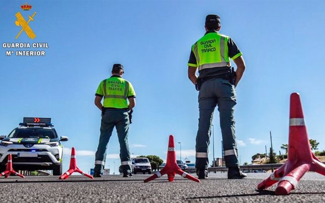 Archivo - Agentes de la Guardia Civil en un dispositivo de tráfico