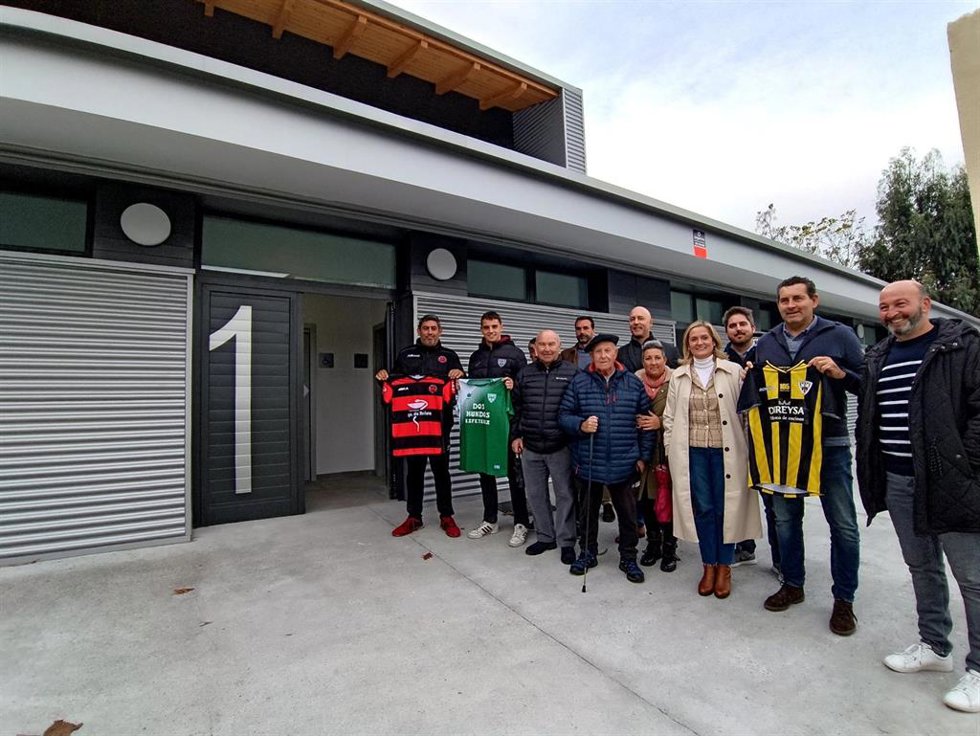 La alcaldesa de Barakaldo, Amaia Del Campo, junto a representantes de los clubs del municipio en las nuevas instalaciones de La Siebe.