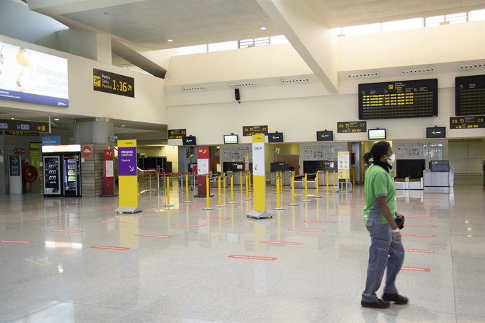 Archivo - Una trabajadora en el aeropuerto de Menorca. 