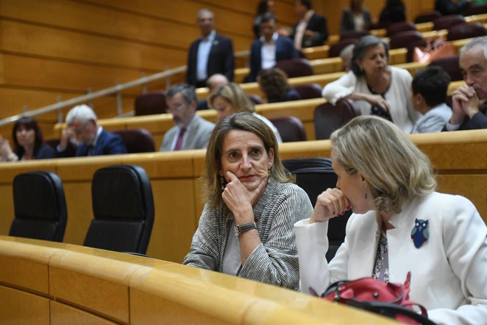Archivo - La vicepresidenta y ministra para la Transición Ecológica y el Reto demográfico, Teresa Ribera (i), y la vicepresidenta primera y ministra de Asuntos Económicos y Transformación Digital, Nadia Calviño, en una foto de archivo en el Senado.