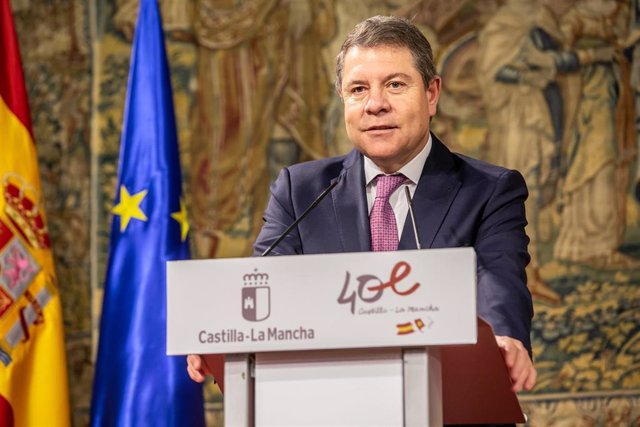El presidente de Castilla-La Mancha, Emiliano García-Page, firma en el Palacio de Fuensalida, el convenio de colaboración entre la Junta de Comunidades de Castilla-La Mancha y la Fundación Quercus