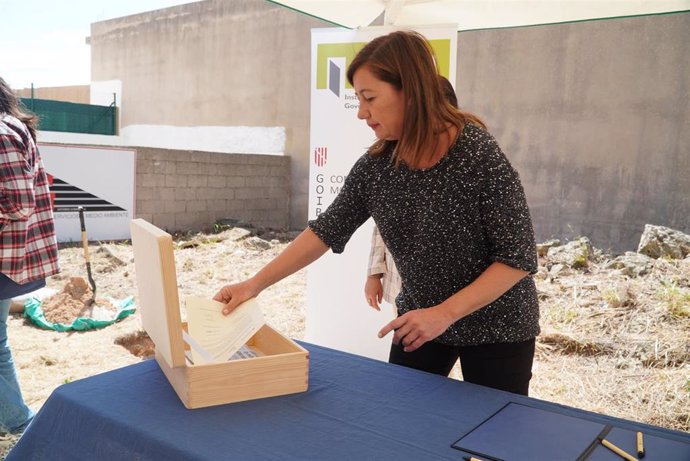 Archivo - La presidenta del Govern, Francina Armengol, durante su visita a una promoción de vivienda pública en Menorca. Archivo.