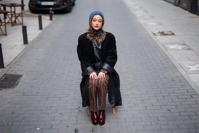 La actriz Lourdes Hernández posa durante una entrevista para Europa Press en la calle de Martín de los Heros, a 22 de noviembre de 2022, en Madrid (España). La artista ha protagonizado su primer largometraje, Ramona, una cinta sobre la búsqueda person