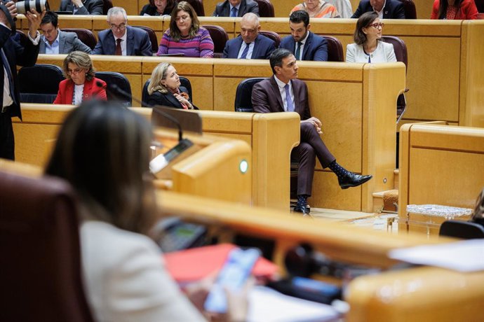 (I-D) La vicepresidenta tercera y ministra para la Transición Ecológica y el Reto Demográfico, Teresa Ribera, la vicepresidenta primera y ministra de Asuntos Económicos y Transformación Digital, Nadia Calviño, y el presidente del Gobierno, Pedro Sánchez