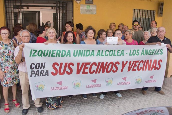 Archivo - Vecinos de Alcolea convocados por IU ante el actual consultorio en una concentración para reivindicar el nuevo centro de salud.