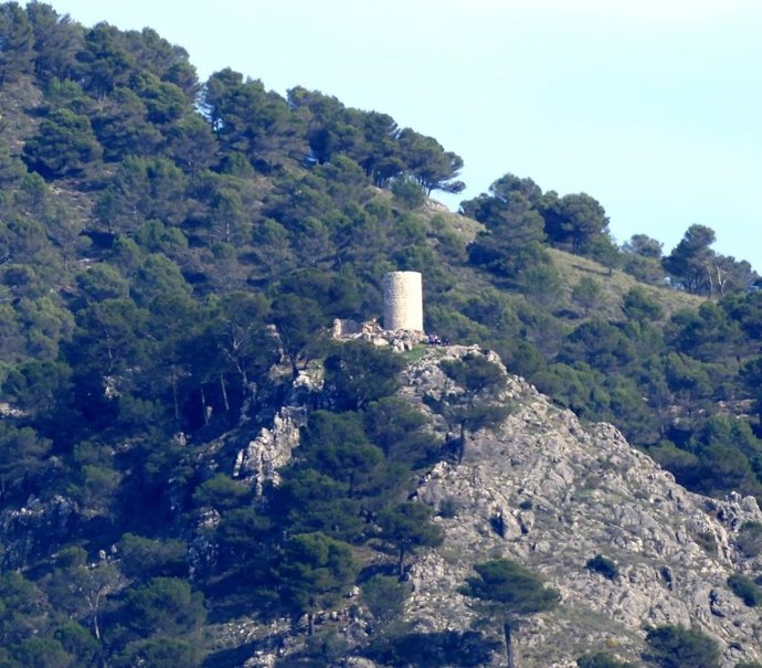 Torre del Canuto en Rute, en torno a la que se sitúa el castillejo nazarí atalaya que será objeto de un proyecto de recuperación.