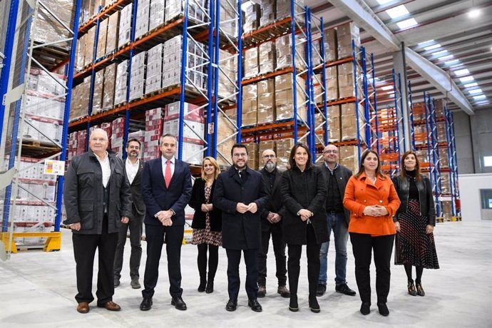 El presidente de la Generalitat, Pere Aragons, este martes en su visita a la nueva planta industrial de B&B Trends en Santa Margarida de Montbui (Barcelona)