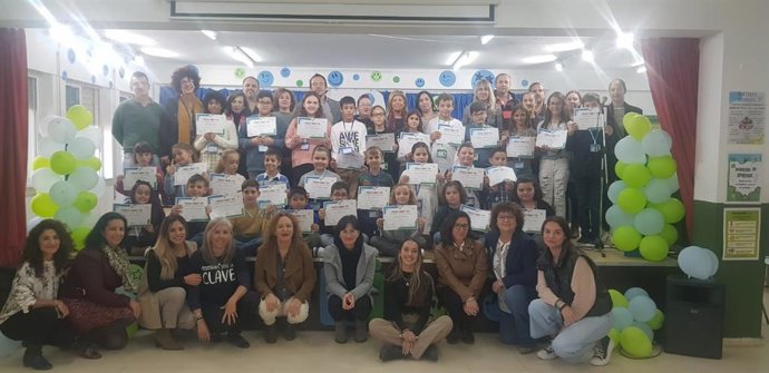 La delegada territorial de Desarrollo Educativo de la Junta en Cádiz, Isabel Paredes, y el alcalde de Cádiz, José María González, en la entrega de diplomas del programa TEI contra el acoso y la violencia en las aulas del CEIP Fermín Salvochea