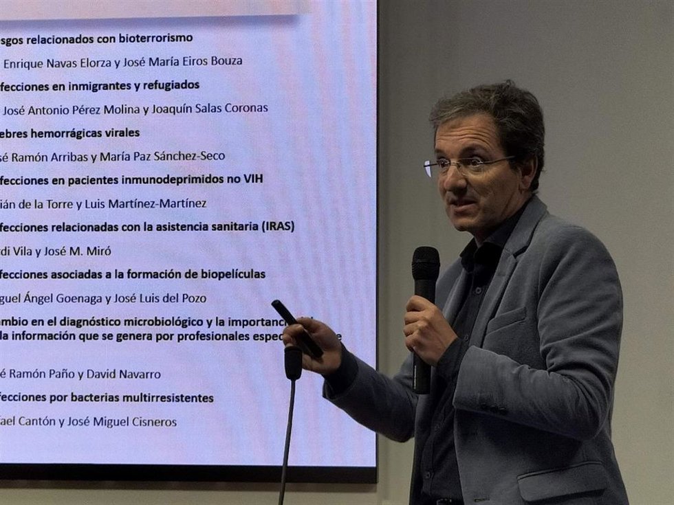 El jefe del Servicio de Enfermedades Infecciosas del Hospital Universitario Virgen del Rocío en Sevilla, José Miguel Cisneros, en la conferencia de la Academia de Ciencias, Artes y Letras de Huelva.