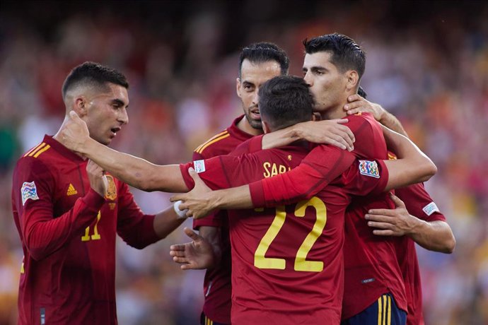 Archivo - Los jugadores de la selección española celebran un gol 