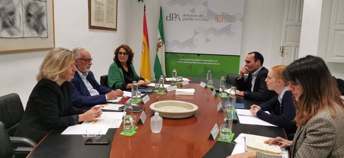 La secretaria de Estado para la Agenda 2030, Lilith Verstrynge, en su reunión con el Defensor del Pueblo andaluz, Jesús Maeztu.