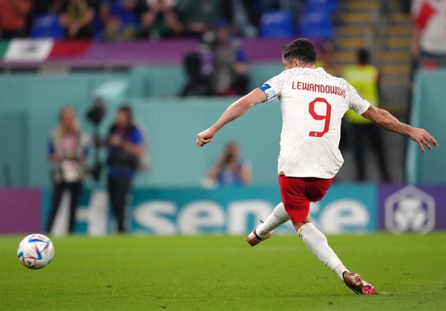 El delantero polaco Robert Lewandowski falló el penalti que pudo dar el triunfo a su selección en el estreno en Qatar 2022 e inaugurar su palmarés goleador en una Copa del Mundo.