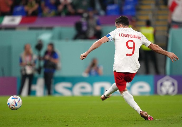 22 November 2022, Qatar, Doha: Poland's Robert Lewandowski misses a penalty during the FIFA World Cup Qatar 2022 Group C soccer match between Mexico and Poland at Stadium 974. Photo: Nick Potts/PA Wire/dpa