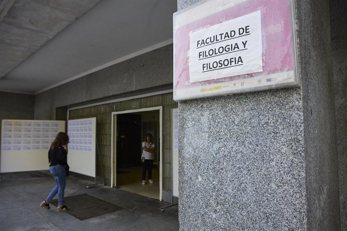 Archivo - Una mujer a la entrada de la Facultad de Filología de la Universidad Complutense de Madrid.