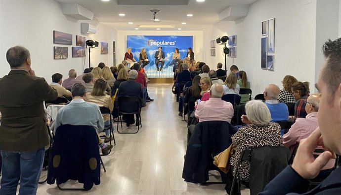 Foro sobre violencia de género organizado por el PP cordobés y en el que han intervenido profesionales del mundo de la abogacía y del asociacionismo femenino.