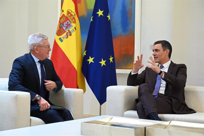 El consejero delegado de Ericsson, Borj Ekholm, y el presidente del Gobierno de España, Pedro Sánchez, en una reunión celebrada este martes 22 de noviembre en el Palacio de la Moncloa con motivo del centenario en el país de la firma sueca