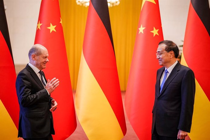 04 November 2022, China, Beijing: Li Keqiang (R), Premier of the People's Republic of China, receives German Chancellor Olaf Scholz in the North Hall of the Great Hall of the People. Scholz visits China for his first visit as chancellor. Photo: Kay Niet