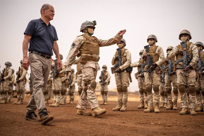 Archivo - El canciller alemán Olaf Scholz camina frente a la formación del Ejército nigeriano durante una visita a la base Gazelle de la Fuerza de Tareas Conjuntas de Operaciones Especiales EUTM Mali del Bundeswehr en Tillia, Níger
