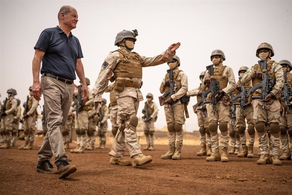 Archivo - El canciller alemán Olaf Scholz camina frente a la formación del Ejército nigeriano durante una visita a la base Gazelle de la Fuerza de Tareas Conjuntas de Operaciones Especiales EUTM Mali del Bundeswehr en Tillia, Níger