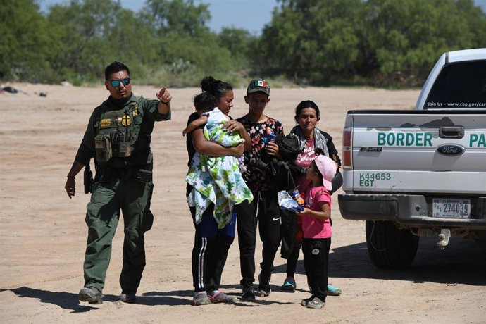 Archivo - Migrantes en la frontera entre México y Estados Unidos