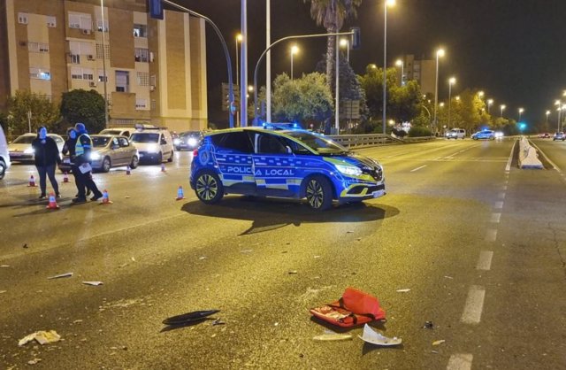Accidente de tráfico entre un motorista y un vehículo en Sevilla
