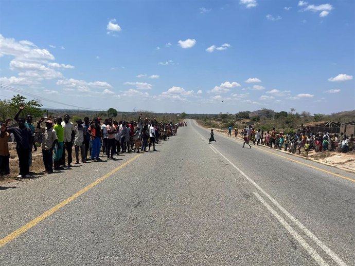 Refugiados en una carretera de Mozambique