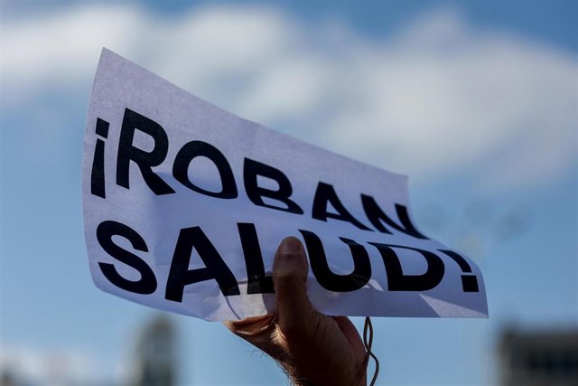 Una pancarta en la que se lee '¡Roban Salud!'