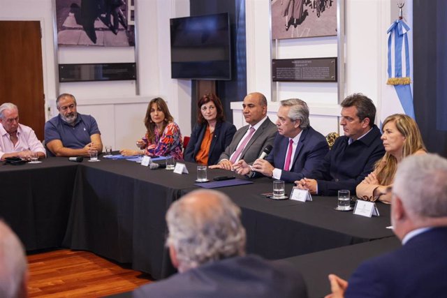 El presidente de Argentina, Alberto Fernández, aborda una subida del salario mínimo con sindicatos