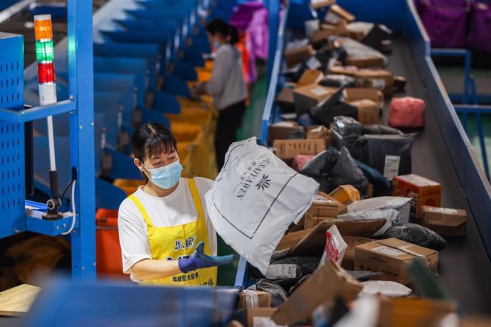 Imatge d'arxiu d'una treballadora en un centre logístic de Yongzhou, la Xina