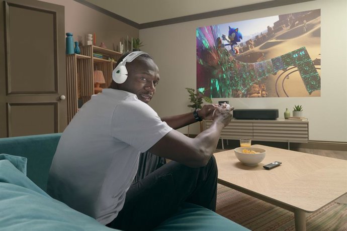 Epson Ambassador Usain Bolt plays Sonic Frontiers, the new open zone, action-adventure platforming Sonic game from SEGA with Epsons home cinema projectors