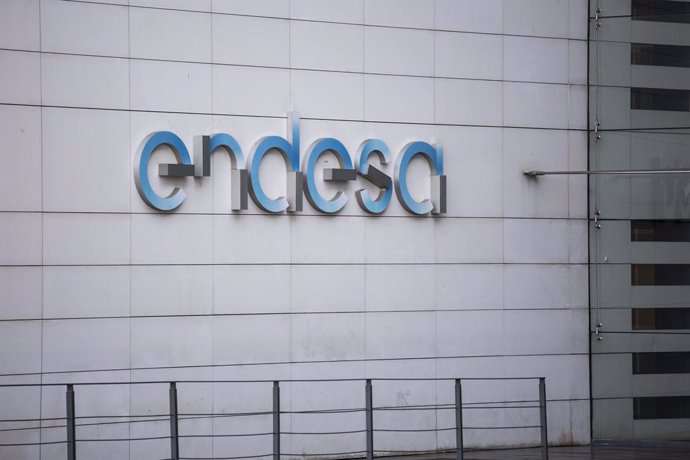 Archivo - Logotipo de la empresa Endesa a 10 de junio de 2021, en su sede cerca de IFEMA en Madrid, (España).