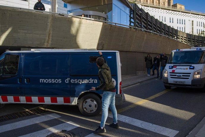La furgoneta en la que los Mossos d'Esquadra han trasladado al rapero Pablo Hasel