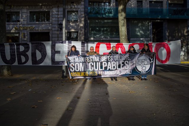 Manifestantes en apoyo a los detenidos durante la manifestación posterior a la detención de Puigdemont